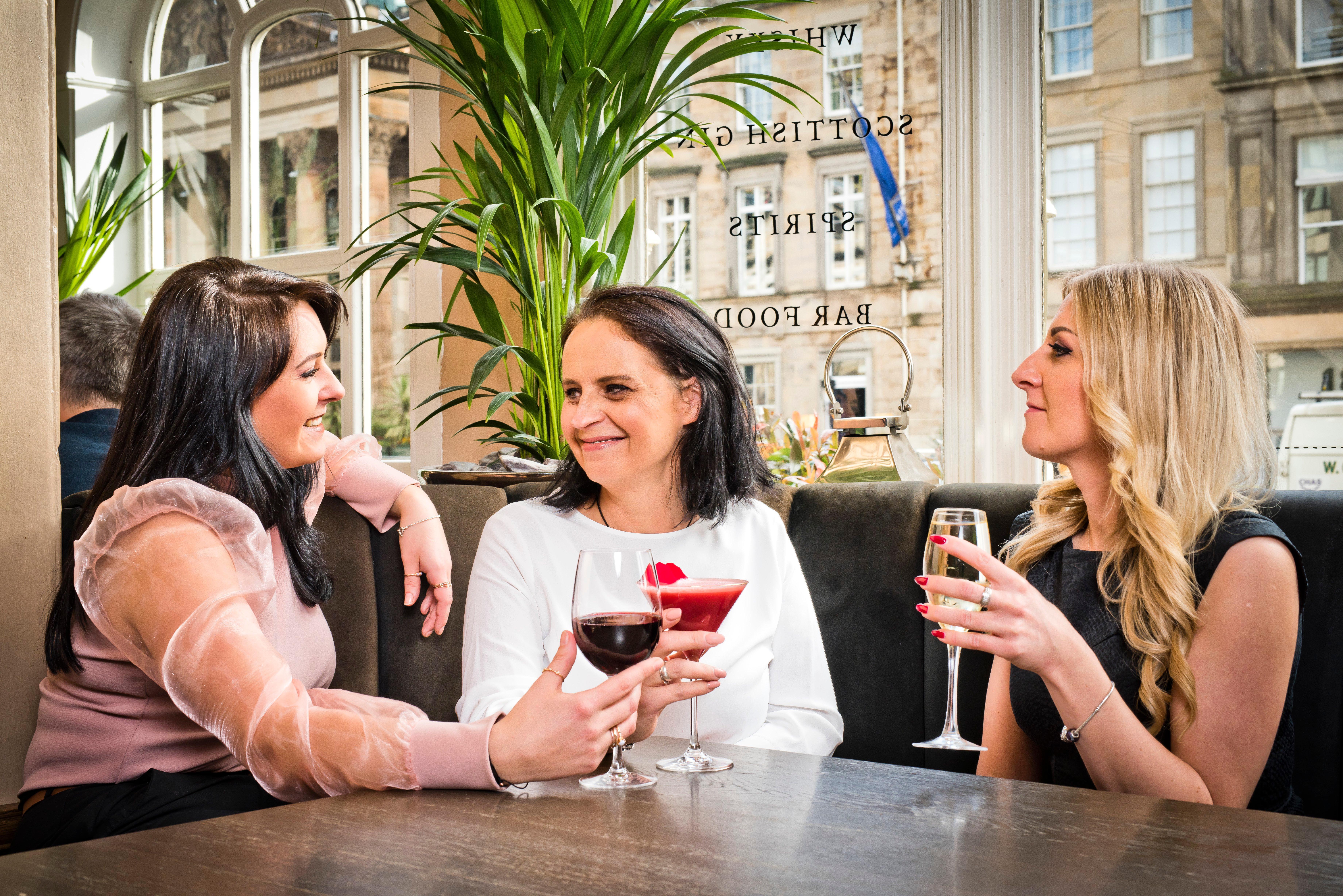 爱丁堡乔治酒店 外观 照片 The 2019 hosts: (left to right) Victoria Swarovski, Mareile Höppner and Mareile Höppner