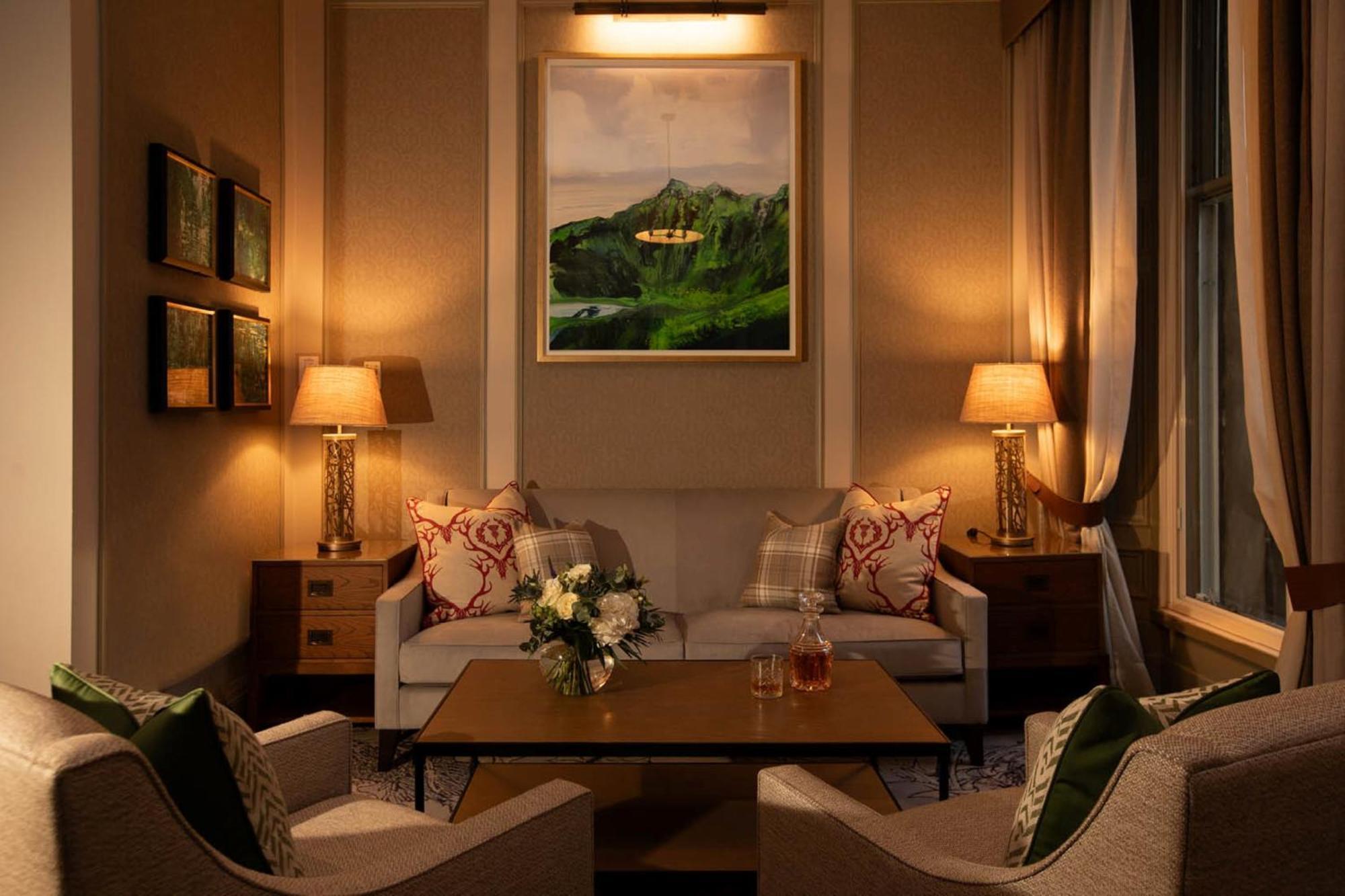 爱丁堡乔治酒店 外观 照片 A living room with a painting by the artist