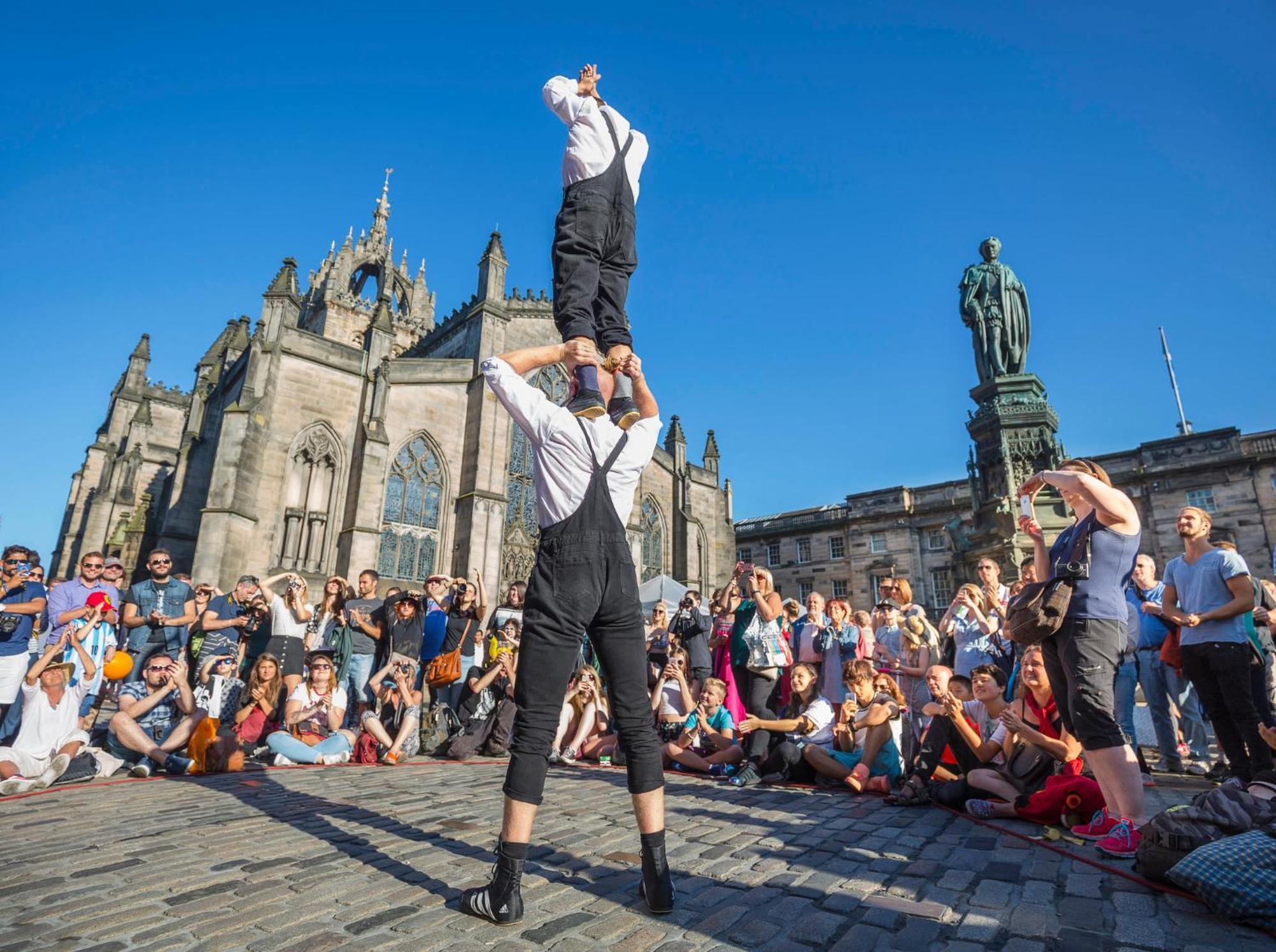 爱丁堡乔治酒店 外观 照片 Street performers on the Royal Mile