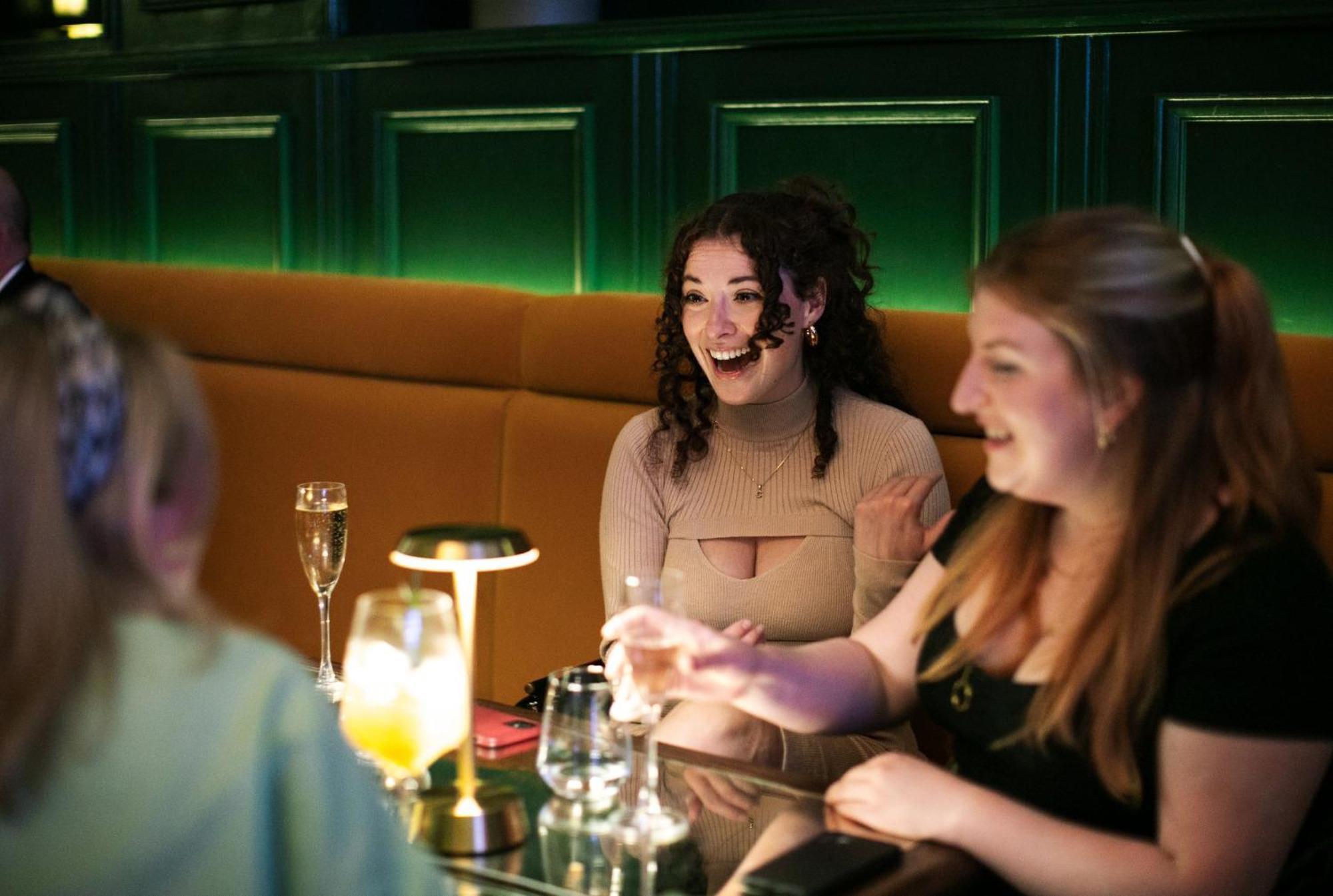 爱丁堡乔治酒店 外观 照片 A group of friends at a bar