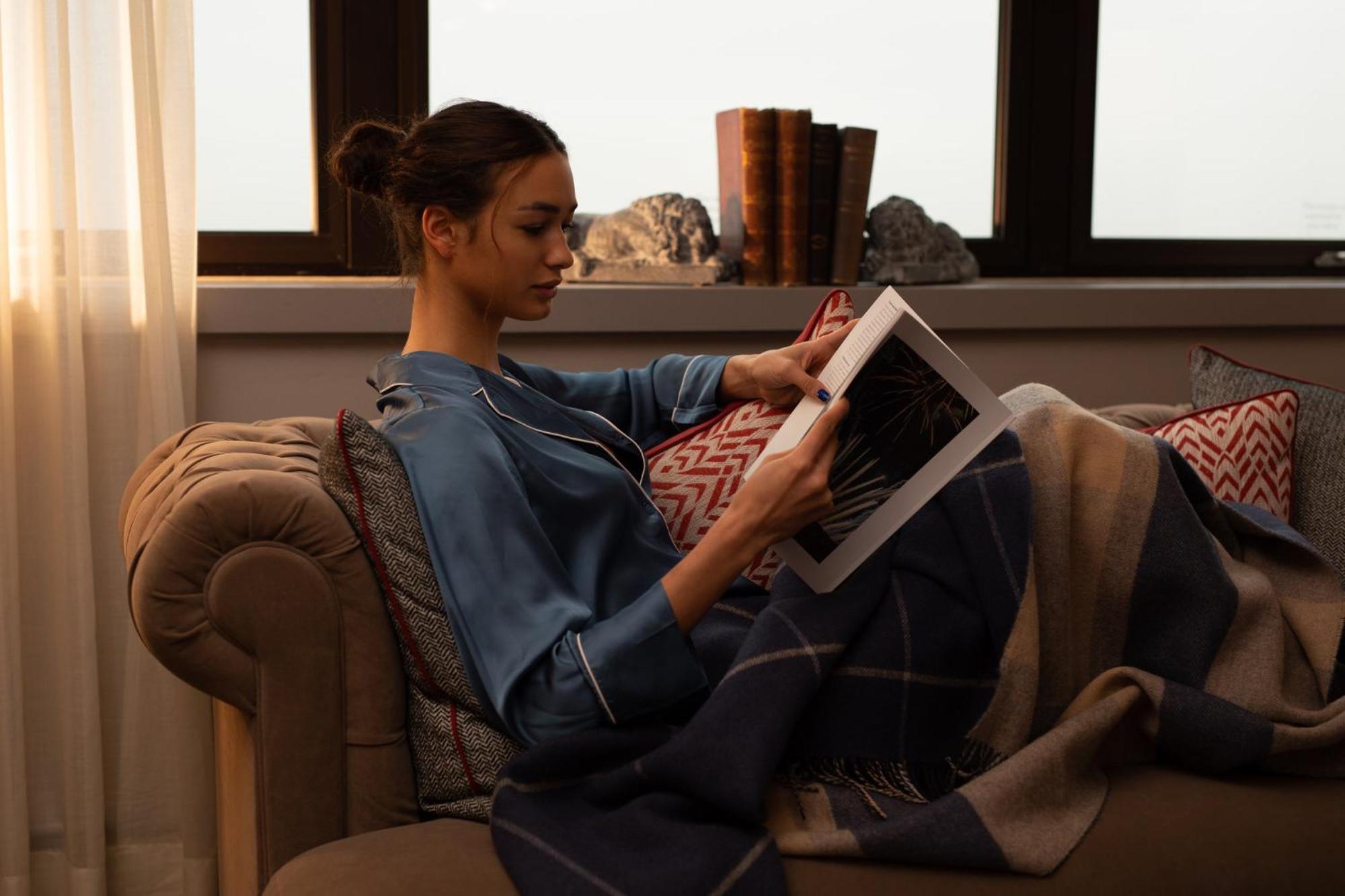 爱丁堡乔治酒店 外观 照片 A woman reading a book