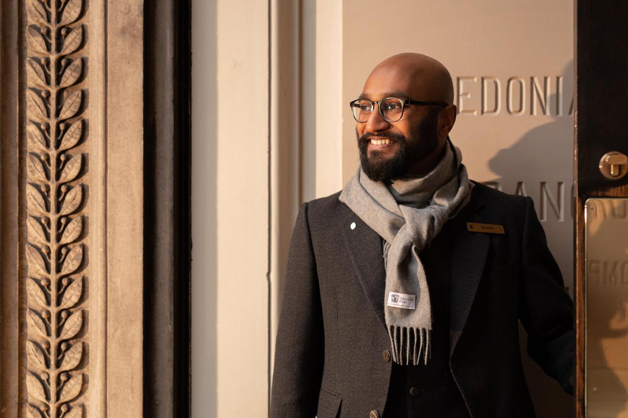 爱丁堡乔治酒店 外观 照片 A doorman at the London InterContinental Hotel
