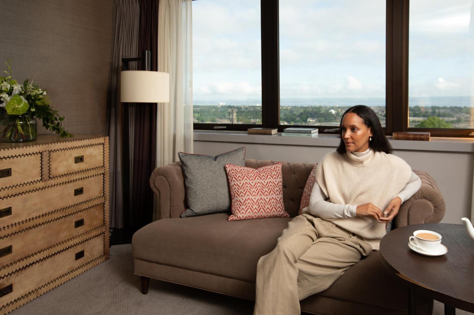 爱丁堡乔治酒店 外观 照片 A woman sitting on a sofa
