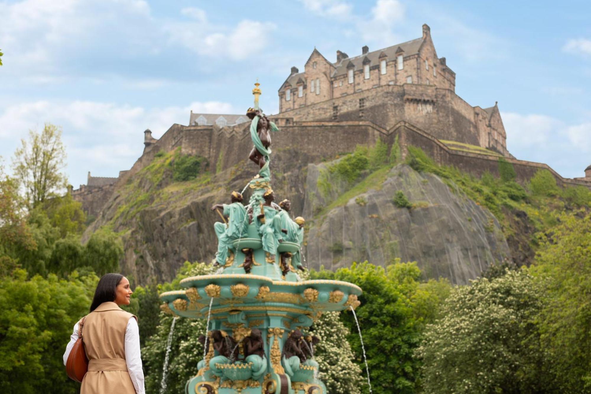 爱丁堡乔治酒店 外观 照片 Fountain at Edinburgh Castle